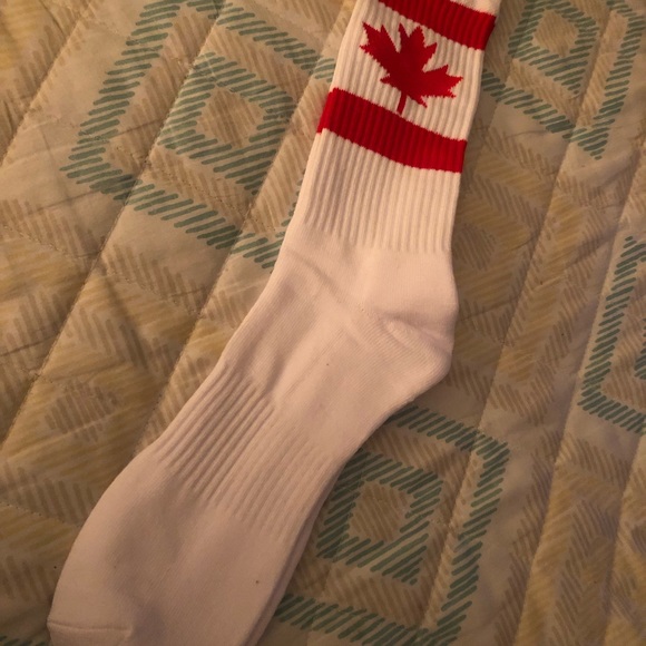 NWOT White Maple Leaf Crew Socks - Picture 4 of 5